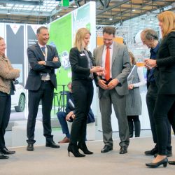 Daniela Stack übergibt Innovationspreis an Martin Wischner von der HVLE